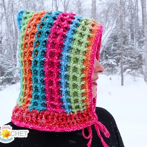 Może przedstawiać: Kolorowy, dziergany na szydełku kaptur z paskami w kolorze tęczy. Kaptur wykonany jest ściegiem waflowym i ma sznurek do wiązania na dole.