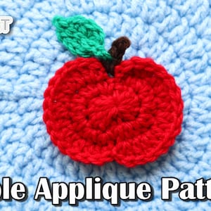 Pode incluir: Uma aplicação de maçã vermelha de crochê com uma folha verde e um caule marrom, em um fundo azul claro de crochê. O texto "Apple Applique Pattern" é exibido abaixo.