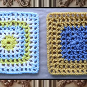 Könnte beinhalten: Zwei gehäkelte Quadrate, eines in Blau, Weiß und Gelb, das andere in Blau und Gelb.