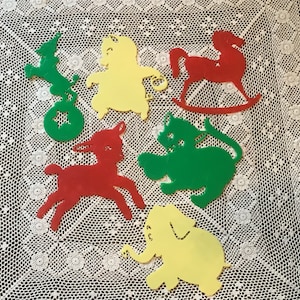 6 VINTAGE Colorful Plastic ANIMALS Wall Decor, Tracing Art, Teaching, Etc.