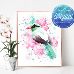 Puede incluir: Una pintura de acuarela de un pájaro verde y blanco posado en una flor rosa. El pájaro tiene un pico largo y negro y una cabeza verde. El fondo es un lienzo blanco con salpicaduras de acuarela rosa y verde.