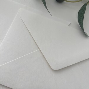Sobres texturizados de 5"x7" en blanco o crema, 120 g/m² – Juego de invitaciones de boda imagen 4