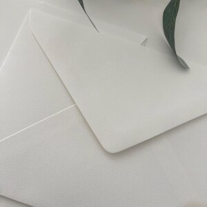 Sobres texturizados de 5"x7" en blanco o crema, 120 g/m² – Juego de invitaciones de boda imagen 2