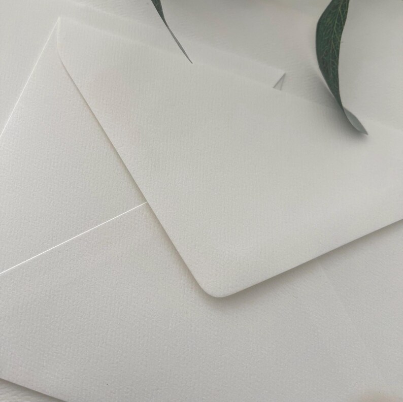 Sobres texturizados de 5"x7" en blanco o crema, 120 g/m² – Juego de invitaciones de boda imagen 2