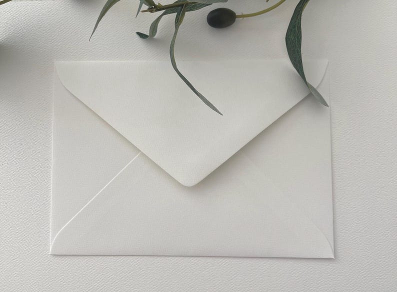 Sobres texturizados de 5"x7" en blanco o crema, 120 g/m² – Juego de invitaciones de boda imagen 1