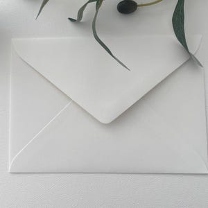 Sobres texturizados de 5"x7" en blanco o crema, 120 g/m² – Juego de invitaciones de boda imagen 5