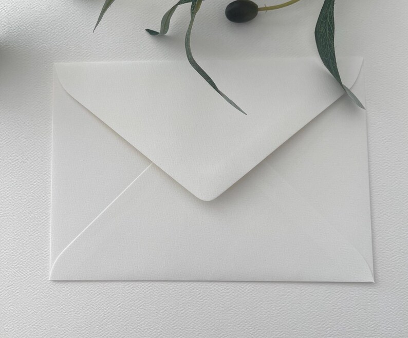 Sobres texturizados de 5"x7" en blanco o crema, 120 g/m² – Juego de invitaciones de boda imagen 5