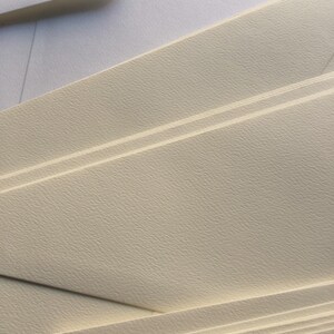 Sobres texturizados de 5"x7" en blanco o crema, 120 g/m² – Juego de invitaciones de boda imagen 7