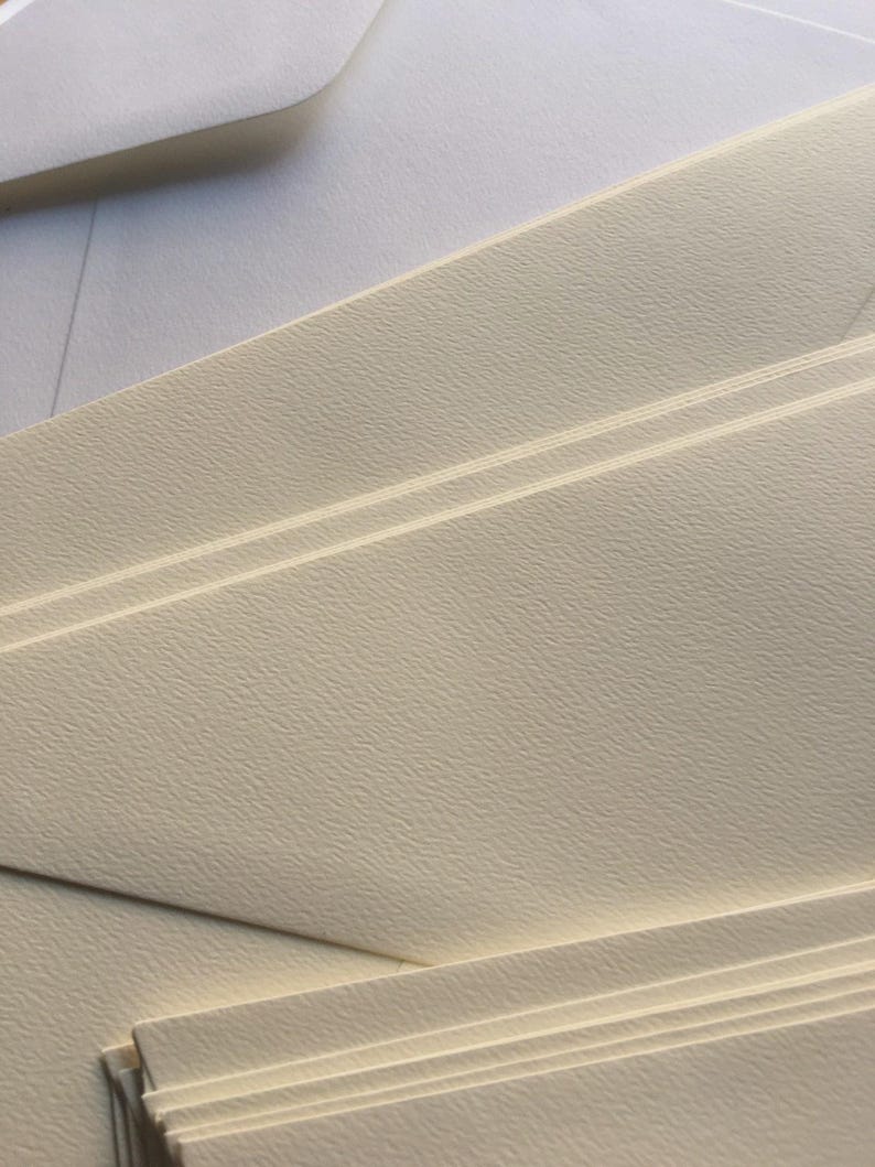 Sobres texturizados de 5"x7" en blanco o crema, 120 g/m² – Juego de invitaciones de boda imagen 7