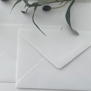 Sobres texturizados de 5"x7" en blanco o crema, 120 g/m² – Juego de invitaciones de boda imagen 3