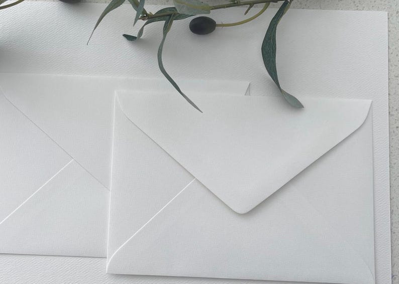Sobres texturizados de 5"x7" en blanco o crema, 120 g/m² – Juego de invitaciones de boda imagen 3