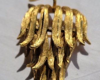 Vintage Capri Flower Gold Tone Brooch Pin