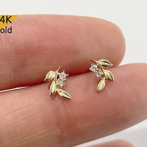 14K Gold kleine Blatt CZ Ohrstecker, botanische Ohrringe