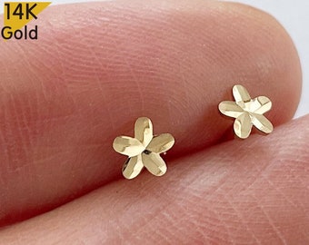 14K Solid Gold Shiny Flower Stud Earrings, Daisy Stud  Yellow Gold Earrings - TGE40027