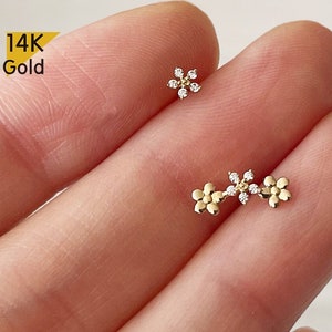 Aretes de oro macizo de 14 quilates con circonitas cúbicas diminutas, tres hileras de flores y pétalos pequeños combinados - TGE40021