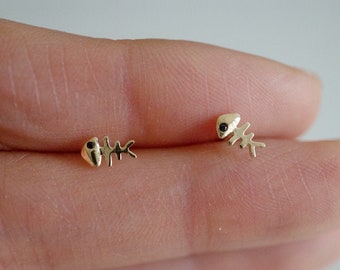10K Solid Gold Tiny Fish Bone With Black Eye Stud Earrings - TGE128