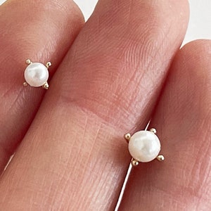10K Solid Gold Swarovski Pearl 3,4mm Stud Earrings