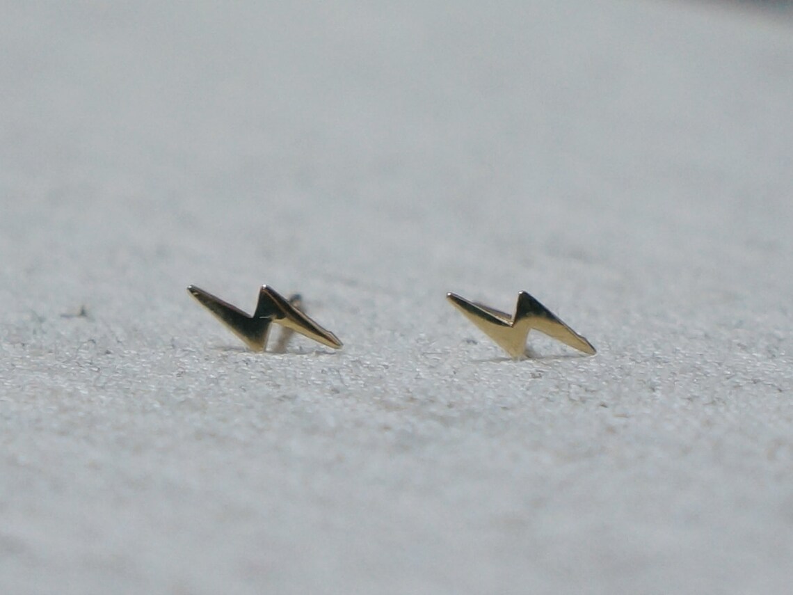 3/4" Diamond-Cut Lightning Bolt Stud Earrings – Solid 10K Yellow Gold