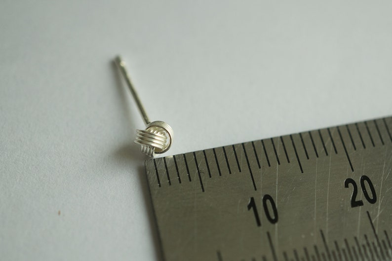 14k oro splendente martellata 4 riga Love Knot orecchini, 10mm