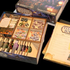 以下が含まれることがあります： ボードゲーム「エルドリッチホラー」用の木製オーガナイザー。カード、トークン、ゲームピース用のコンパートメントがあります。ゲームボックスとリファレンスガイドも表示されています。オーガナイザーは明るい色の木材で作られています。