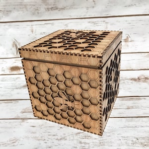 Bee Box - eine einzigartige Box mit einer komplizierten Honigwabe und Bienen - Präzisionslaser geschnitten und mit einem schönen goldenen Finish lackiert.