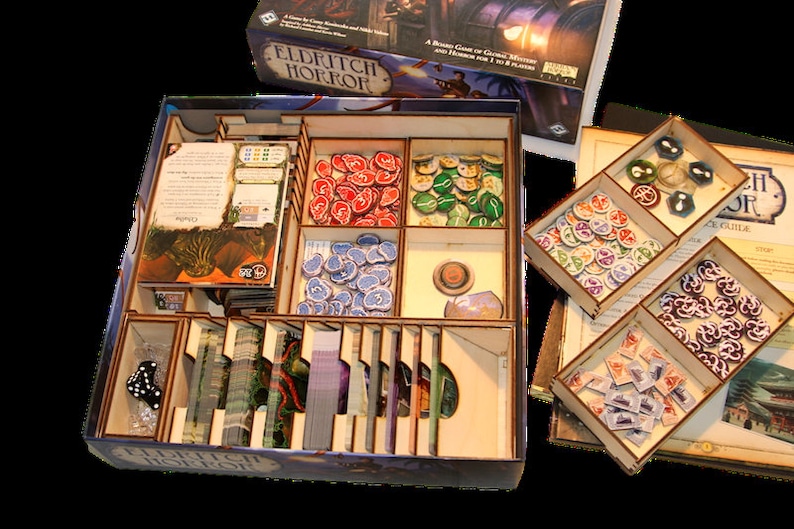 以下が含まれることがあります： ボードゲーム「エルドリッチホラー」用の木製オーガナイザー。カード、トークン、ゲームピース用のコンパートメントがあります。オーガナイザーには、さまざまな色のトークンとカードが含まれており、ゲームボックスが背景に見えます。