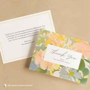 Pode incluir: Dois cartões de agradecimento florais. Um cartão apresenta um design floral em aquarela com tons de amarelo, pêssego e verde. O outro cartão tem um fundo branco com o texto: "Obrigado pelo seu apoio gentil..." e "Com amor, A família Anderson."