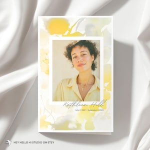 Könnte beinhalten: Eine Gedenkkarte mit einem Porträt einer Frau in einem gelben Hemd, eingerahmt in Weiß. Die Karte hat ein Aquarell-Blumenmuster in Gelb und Grau. Der Name "Kathleen Hill" und die Daten "2. Juli 1982 - 1. September 2025" sind in Schrift geschrieben.