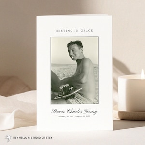 Peut inclure: Une carte commémorative avec une photographie en noir et blanc d'un homme fumant. Le texte "RESTING IN GRACE" est en haut, avec le nom "Steven Charles Young" et les dates en dessous. Le nom de la boutique Etsy est en bas.