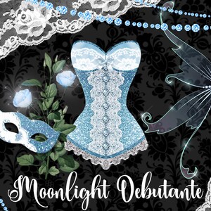 Op de afbeelding: Een blauwe en witte kantcorset met een glinsterende afwerking, een blauw en wit masker voor een bal, een blauwe bloem en een doorschijnende feeënvleugel. De tekst "Moonlight Debutante" is geschreven in een cursief schrift onder het corset.