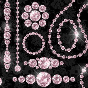 K&ouml;nnte beinhalten: Digitale Illustration von rosa Diamantschmuck vor einem schwarzen floralen Hintergrund. Das Design umfasst Diamantketten, kreisf&ouml;rmige Anordnungen und gr&ouml;&szlig;ere Diamantcluster, alle funkelnd mit Glanzlichtern.