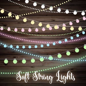 Puede incluir: Un conjunto de cinco hileras de luces de hadas de colores pastel con bombillas blancas que cuelgan sobre un fondo de madera. El texto "Soft String Lights" está escrito en cursiva blanca en la parte inferior de la imagen.