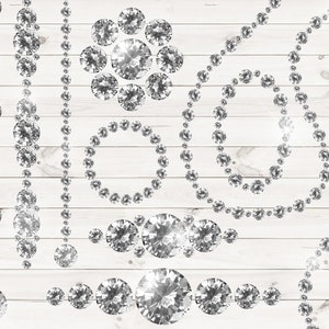 K&ouml;nnte beinhalten: Eine Sammlung funkelnder, diamant&auml;hnlicher Verzierungen, die in verschiedenen Formen angeordnet sind, darunter Str&auml;nge, Kreise und Blumenmuster. Die Designs sind vor einem wei&szlig;en Holzgrund, was eine glamour&ouml;se &Auml;sthetik erzeugt.