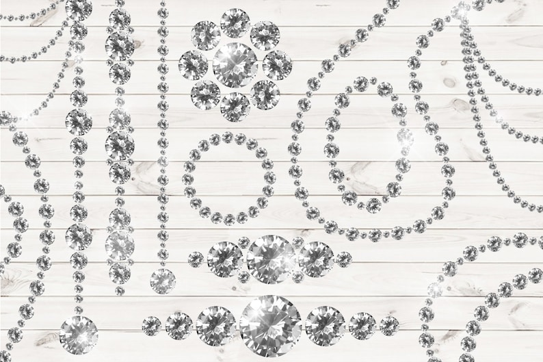 K&ouml;nnte beinhalten: Eine Sammlung funkelnder, diamant&auml;hnlicher Verzierungen, die in verschiedenen Formen angeordnet sind, darunter Str&auml;nge, Kreise und Blumenmuster. Die Designs sind vor einem wei&szlig;en Holzgrund, was eine glamour&ouml;se &Auml;sthetik erzeugt.