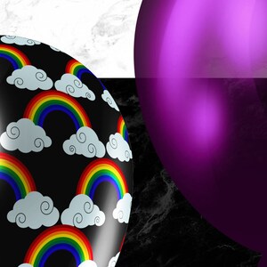 Peut inclure: Deux ballons, l'un violet et l'autre noir avec un motif arc-en-ciel et nuage.