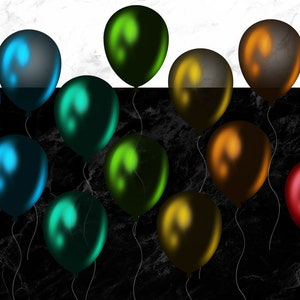 Peut inclure: Une collection de ballons m&eacute;talliques de diff&eacute;rentes couleurs, notamment bleu, vert, rouge et or. Les ballons sont dispos&eacute;s en demi-cercle sur un fond de marbre noir et blanc.
