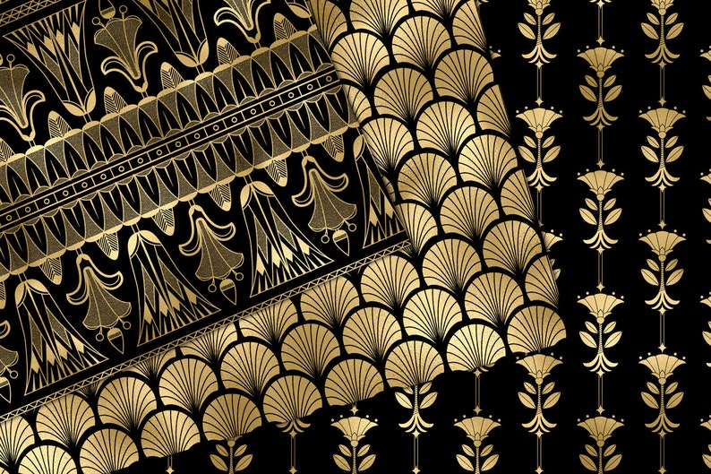 Può includere: Uno sfondo nero con un motivo geometrico dorato. Il motivo presenta fiori stilizzati, foglie e forme geometriche. Il motivo si ripete in tutta l'immagine.