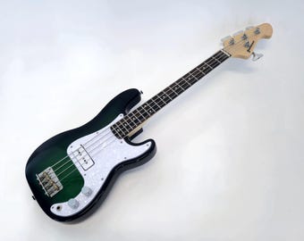 Gotowe do wysyłki! Elektryczne ukulele basowe PeeWee. Menzura 22,8". Korpus w kolorze Green Burst, gryf z klonu i podstrunnica z hebanu. W zestawie pokrowiec.