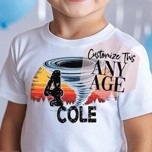 Puede incluir: Camiseta blanca con un gráfico de un tornado y una puesta de sol. El texto "Customize This Any Age" está por encima del gráfico y el número "4" está en el centro del gráfico. El nombre "COLE" está debajo del gráfico.