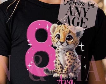 Könnte beinhalten: Ein schwarzes T-Shirt mit einer pinkfarbenen Zahl 8 und einem Geparden-Motiv. Der Text "Customize This Any Age" befindet sich auf einem weißen Etikett. Der Name "Ava" steht unter dem Geparden.