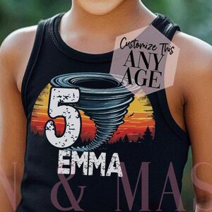 Puede incluir: Un top negro sin mangas con un gráfico de un tornado y el número 5. El texto "Emma" está debajo del tornado y el texto "Personaliza esto a cualquier edad" está en un cuadro blanco en la esquina superior derecha de la camiseta.
