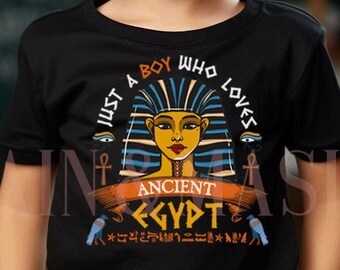 Może przedstawiać: Czarny t-shirt z grafiką głowy faraona i tekstem "Just a boy who loves Ancient Egypt".