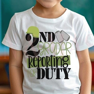 Puede incluir: Una camiseta blanca con un gr&aacute;fico verde y negro que dice "2nd Grader Reporting for Duty". El gr&aacute;fico incluye un casco militar y placas de identificaci&oacute;n.