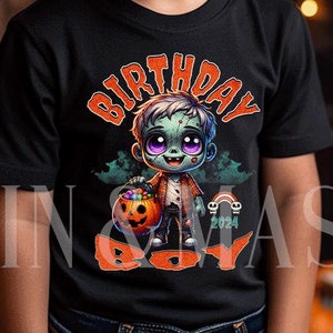 Puede incluir: Un niño lleva una camiseta negra con un diseño de Halloween. La camiseta tiene las palabras "BIRTHDAY BOY" en naranja, junto con un dibujo animado de un zombi sosteniendo una calabaza. El fondo incluye calabazas y un ambiente espeluznante.
