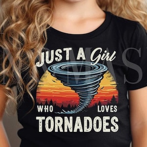 Puede incluir: Una niña pequeña con una camiseta negra con un gráfico de estilo vintage de un tornado. El gráfico dice "Just a Girl Who Loves Tornadoes".
