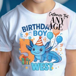 Könnte beinhalten: Ein weißes T-Shirt mit einem farbenfrohen Geburtstagsdesign. Das Shirt zeigt den Text "BIRTHDAY BOY" und die Zahl "5" mit einer blauen Axolotl-Illustration. Der Name "WEST" ist darunter gedruckt.