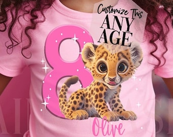 Könnte beinhalten: Ein hellrosa T-Shirt mit einer großen rosa Zahl Acht, einem Cartoon-Leopardenbaby und dem Text "Customize This ANY AGE" sowie "Olive". Die Grafik enthält kleine weiße Sternakzente um den Leoparden und die Zahl Acht herum.