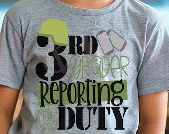 Camiseta de tercer grado para niños que se presentan al servicio de tercer grado, camiseta del primer día de clases, atuendo militar para el primer día de clases, placas de identificación para perros de regreso a la escuela, soldado
