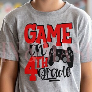 Camiseta de jugador de cuarto grado para niños, juego de cuarto grado, primer día de clases, atuendo de videojuego para el primer día de clases, 4.º grado, rojo