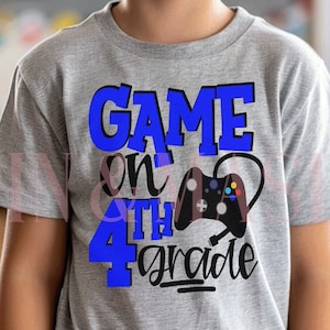 Camiseta de jugador de cuarto grado para niños, juego de cuarto grado, primer día de clases, atuendo de videojuego para el primer día de clases, 4.º grado, azul